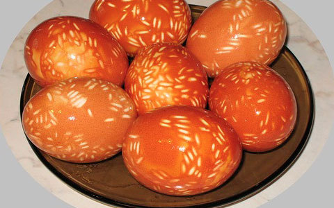 как красиво покрасить яйца рисом