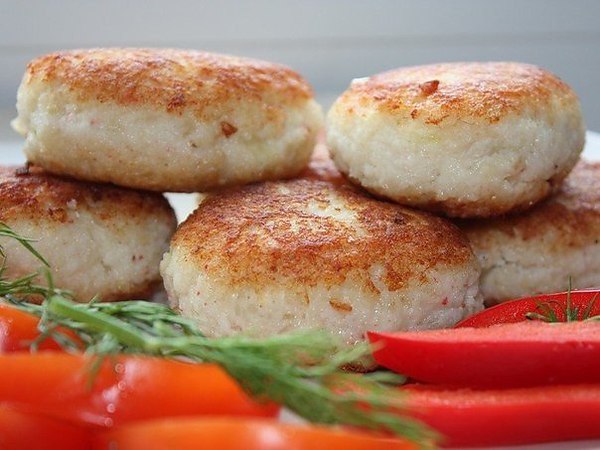 postnye_rybnye_kotletki_s_kartoshkoj_i_risom